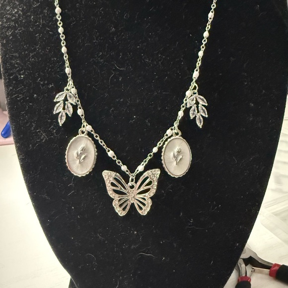 Hand made, Stainless Steel Elegant Butterfly Necklace - Picture 4 of 5